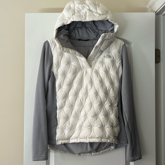 The North Face Jackets & Blazers - The North Face white puffer jacket with pockets